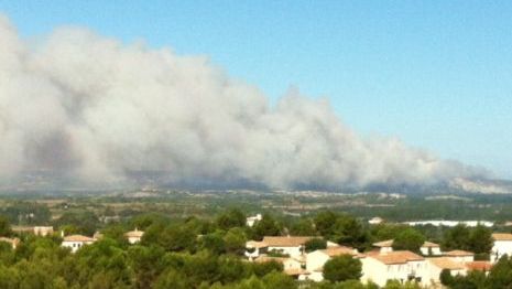 Pr&egrave;s de 300 hectares ont br&ucirc;l&eacute; dans les environs d'Orgon (Bouches-du-Rh&ocirc;ne), dimanche 26 ao&ucirc;t. (NADINE MOUGEL / FRANCE 3)