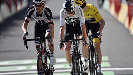 Geraint Thomas, Chris Froome et Tom Dumoulin à l'arrivée à Mende (JEFF PACHOUD / AFP)