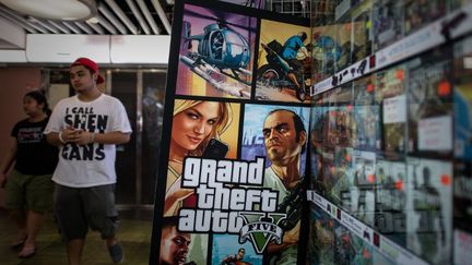 Dans un magasin de jeux vid&eacute;os d'Hong Kong le 17 septembre 2017, jour de la sortie de "Grand Theft Auto V".&nbsp; (PHILIPPE LOPEZ / AFP)