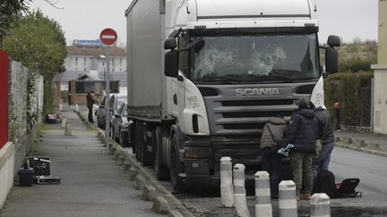 Des enquêteurs cherchent des preuves autour d'un camion endommagé à Champigny-sur-Marne, le 2 janvier 2018.&nbsp; (THOMAS SAMSON / AFP)