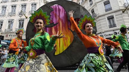 Deux danseuses lors de la parade de la 18e Biennale de la danse de Lyon, le 16 septembre 2018.&nbsp; (PHILIPPE DESMAZES / AFP)