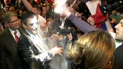 François Fillon enfariné à son arrivée à un meeting à Strasbourg, le 6 avril 2017. (JULIEN SENGEL / AFP)