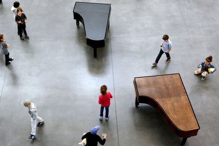 "Offroad", les pianos baladeurs de Céleste Boursier-Mougenot aux Abattoirs de Toulouse
 (Rémy Gabalda / AFP)