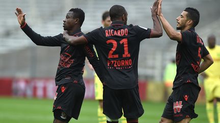 Jean Michael Seri (à gauche), auteur de l'égalisation niçoise à Nantes. (JEAN-SEBASTIEN EVRARD / AFP)