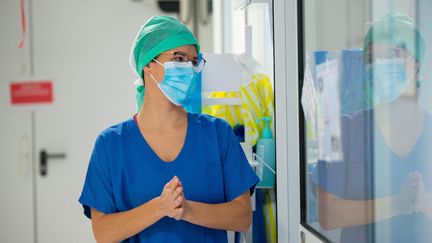 Un rassemblement silencieux est organisé samedi 17 avril devant le ministère de la Santé&nbsp;en hommage aux internes qui se sont donné la mort à cause de leurs conditions de travail. (ROMAIN LONGIERAS / HANS LUCAS)