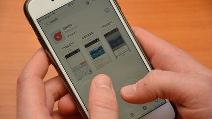 L'application Swello sur un smartphone. (JEAN-CHRISTOPHE BOURDILLAT / RADIO FRANCE)