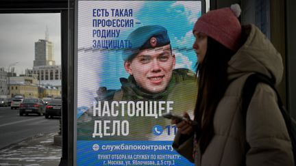 Une affiche promeut l'engagement dans l'armée russe, en novembre 2023 à Moscou. (NATALIA KOLESNIKOVA / AFP)