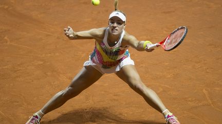 Glissade contrôlée de l'Allemande Angélique Kerber (THOMAS KIENZLE / AFP)