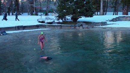 Le journaliste Samuel Ollivier, présent sur le plateau du 8 Heures, lundi 9 janvier, s'intéresse aux Championnats du monde de natation en eau glacée, qui se tiennent du mercredi 11 au dimanche 15 janvier à Samoëns, en Haute-Savoie. (FRANCE 2)