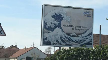 En avril 2021, la ville de Saint-Dizier avait affiché des tableaux de peintres célèbres dans les rues. Ici une oeuvre signée Hokusai, "La grande vague de Kanagawa". (VILLE DE SAINT-DIZIER)