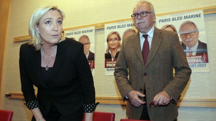 La pr&eacute;sidente du Fn marine Le Pen et le tr&eacute;sorier du parti Wallerand de Saint-Just, lors d'une conf&eacute;rence de presse, &agrave; Paris, le 10 mars 2014. (JACQUES DEMARTHON / AFP)