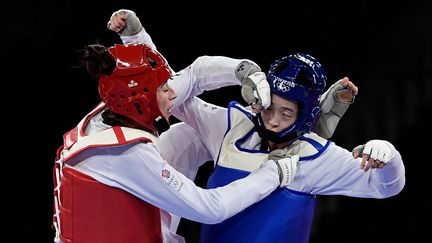 La Sud-Coréenne Lee Da-bin (en bleu) opposée à la Britannique Bianca Walkden (en rouge) lors du tournoi olympique de taekwondo aux Jeux de Tokyo, le 27 juillet 2021. (JAVIER SORIANO / AFP)