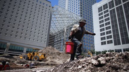 Un arch&eacute;ologue sur les vestiges du village de la tribu Tequesta, d&eacute;couvert sur un chantier &agrave; Miami (Floride, Etats-Unis), le 10 mai 2013. (JOE RAEDLE / GETTY IMAGES NORTH AMERICA)