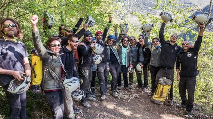 Les volontaires célèbrent leur sortie, samedi 24 avril 2021. (FRED SCHEIBER / AFP)