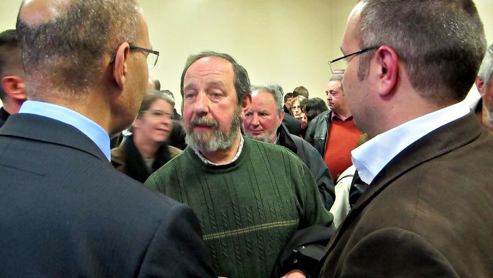 Harlem D&eacute;sir et le premier secr&eacute;taire f&eacute;d&eacute;ral de la Haute-Vienne, Laurent Lafaye, s&rsquo;entretiennent avec un militant, le 5 avril &agrave; Limoges (Haute-Vienne). (THOMAS BAIETTO / FRANCETV INFO)