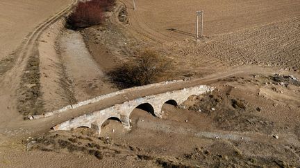 Une rivière traversant la région de Konya, en Turquie, est complètement asséchée, le 17 janvier 2023. Dans le pays, les précipitations en janvier ont diminué de 52% par rapport au même mois en 2022, et sont restées au niveau le plus bas des vingt-deux dernières années, selon un rapport du Service météorologique turc. (SEYIT KONYALI / ANADOLU AGENCY / AFP)