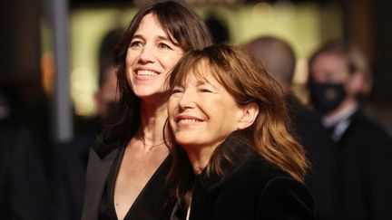 En fin de soirée, Charlotte Gainsbourg a défilé aux côtés de sa mère, Jane Birkin, pour la projection hors-compétition de son documentaire familial "Jane par Charlotte". (VALERY HACHE / AFP)