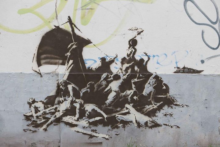 Banksy sur un mur du centre-ville de Calais : "We're not all in the same boat".
 (Banksy.co.uk)