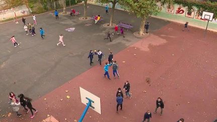 Covid-19 : pour la rentrée, de nouvelles règles au travail, à l'école et dans certains lieux publics (France 2)