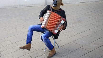 Un musicien de rue &agrave; Vienne (Autriche), le 18 novembre 2013. (ALEXANDER KLEIN / AFP)