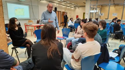 Michel Bret, ancien appelé de l’armée française, intervient dans les lycées pour raconter son expérience de la guerre d’Algérie. (AGATHE MAHUET / RADIO FRANCE)