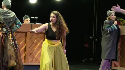 "Carmen" interprétée par la mezzo-soprano Manon Jürgens dans une mise en scène de Sandrine Anglade au théâtre Michel Portal de Bayonne. (FRANCE 3 NOUVELLE-AQUITAINE)