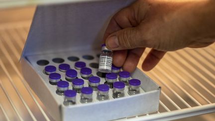 Un pharmacien prend une fiole du vaccin contre le Covid-19 des laboratoires Pfizer et BioNTech, à&nbsp;Magdeburg, en Allemagne, le 6 avril 2021. (STEPHAN SCHULZ / DPA-ZENTRALBILD / AFP)