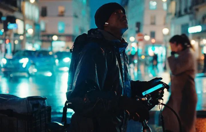 Souleymane Sangare (Abou Sangare) dans le chaos de la nuit parisienne, photo du film "L'histoire de Souleymane" de Boris Lojkine (Unité)