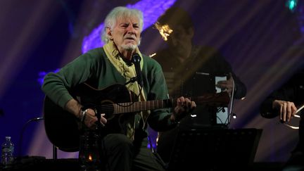 Hugues Aufray sera entouré des petits choristes du collège Sainte-Marie de Saint-Chamond (Loire) sur la scène d l'Olympia ce dimanche 14 janvier (HIELY CYRIL / MAXPPP)