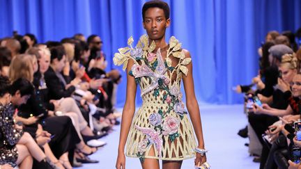 Une mannequin lors du défilé de la collection printemps-été 2024 de Balmain, à la Paris Fashion Week, le 27 septembre 2023 (ECO CLEMENT / MAXPPP)