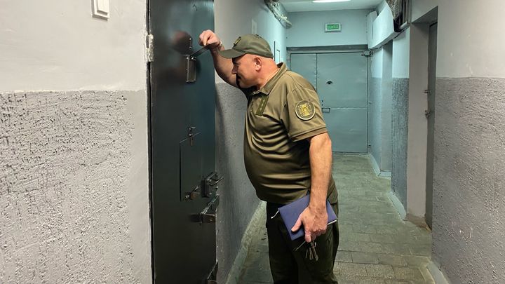 Volodymyr, directeur adjoint de cette prison de la région de Soumy, en Ukraine, en août 2024. (BORIS LOUMAGNE / FRANCEINFO)