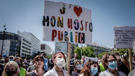 Une manifestation de personnels hospitaliers devant l'hôpital Robert-Debré à Paris, le 28 mai 2020. (MAXPPP)