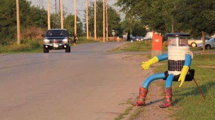 Capture d'&eacute;cran de la vid&eacute;o de pr&eacute;sentation d'Hitchbot, le robot auto-stoppeur qui a travers&eacute; le Canada.&nbsp; (VIMEO / HITCHBOT)