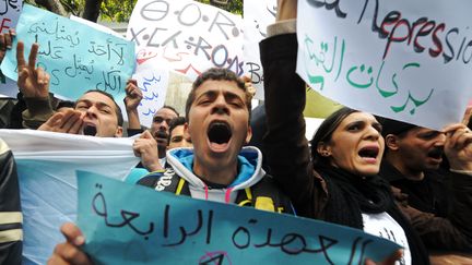 Des militants du mouvement Barakat oppos&eacute;s &agrave; un quatri&egrave;me mandat du pr&eacute;sident Abdelaziz&nbsp;Bouteflika, le 27 mars 2014. (FAROUK BATICHE / AFP)