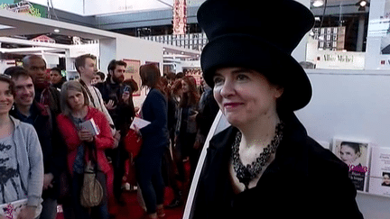 Amélie Nothomb avec ses fans au salon Livre Paris 
 (Capture d&#039;image France3/Culturebox)