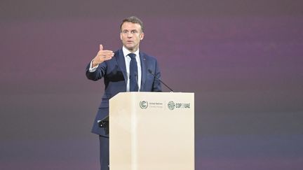 Emmanuel Macron à la COP28, à Dubaï (Emirats arabes unis), le 3 décembre 2023. (WALEED ZEIN / ANADOLU / AFP)