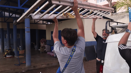 Deux semaines après le passage du cyclone Chido à Mayotte, des bénévoles œuvrent à la reconstruction des écoles détruites. Malgré leurs efforts, une rentrée des classes dans un avenir proche semble impossible.