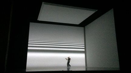 Saburo Teshigawara sur la scène du Théâtre des Champs Elysées. 
 (Lorenzo Ciavarini Azzi/Culturebox )