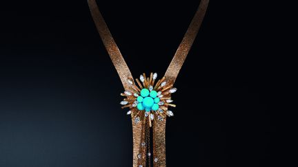 Limelight, collier haute joaillerie. Or rose. 8 diamants taille brillant (environ 0.88 carat). 22 diamants taille marquise (environ 8.33 carats). 13 perles de turquoise. 2014
 
 (Philippe Garcia)