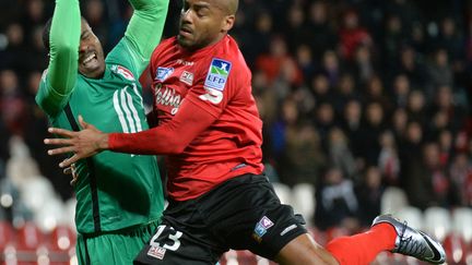 Duel aérien entre Vincent Enyeama Jimmy Briand (JEAN-FRANCOIS MONIER / AFP)