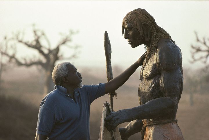 Ousmane Sow et un de ses guerriers
 (Béatrice Soulé / Roger Violet / ADAGP )