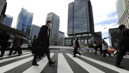 Des passants dans le quartier des affaires de Tokyo (Japon), le 28 janvier 2015. (DAVID MAREUIL / ANADOLU AGENCY / SIPA)