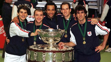 &nbsp; (Arnaud Boetsch, Guillaume Raoux, Yannick Noah, Guy Forget et Cédric Pioline devant la Coupe Davis de 1996 © Reuters)