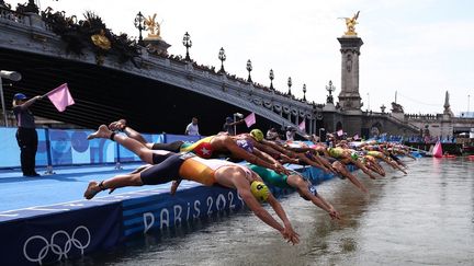 La Seine (enfin) prête à accueillir les nageurs. Les athlètes ont plongé dans ses eaux lors du triathlon, le 31 juillet 2024. (ANNE-CHRISTINE POUJOULAT / AFP)