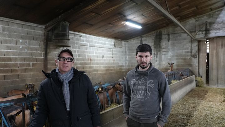 François Petorin et Arthur Perrault, ici à Sainte-Soline (Deux-Sèvres) le 22 février 2024, sont agriculteurs et défendent le modèle des réserves d'eau. (PAOLO PHILIPPE / FRANCEINFO)