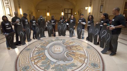 Lors du proc&egrave;s en septembre 2011 &agrave; Paris, les plaignants avaient re&ccedil;u le soutien de l'association "Brigade anti-n&eacute;grophobie". (LIONEL BONAVENTURE / AFP)