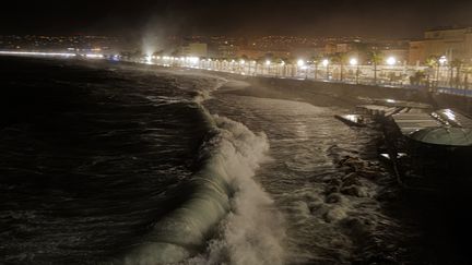 La tempête Alex à l'origine de vagues-submersions à Nice (Alpes-Maritimes). (VALERY HACHE / AFP)