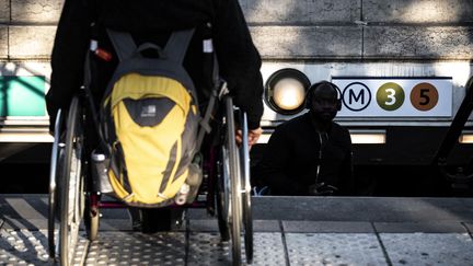 Une personne en fauteuil roulant à l'entrée d'une station de métro à Paris, le 26 septembre 2018. (PHILIPPE LOPEZ / AFP)