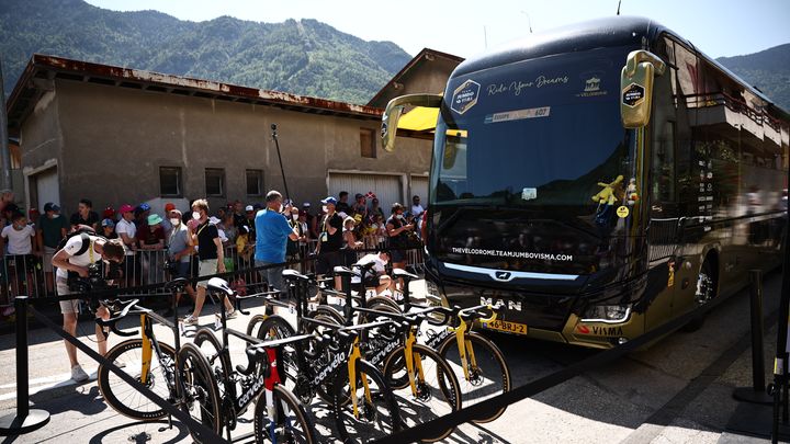 Les vélos et le bus des équipes sont exposés au public au matin de chaque étape, ici ceux de Jumbo-Visma lors de la 18e étape. (ANNE-CHRISTINE POUJOULAT / AFP)