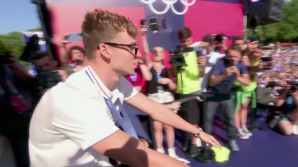 JO 2024 : Léon Marchand, la nouvelle star de la natation (France 2)